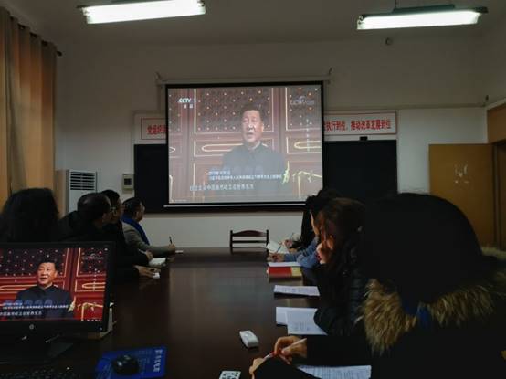 说明: I:\saving\2020年11月至2021年2月\关于组织学习\关于组织观看《为了和平》20201221\E世博
组织全体教职工观看纪录片《为了和平》\E世博
教工第一党支部《为了和平》观看学习开展情况\教工第一党支部组织观看照片集\支部集体观看 1.jpg
